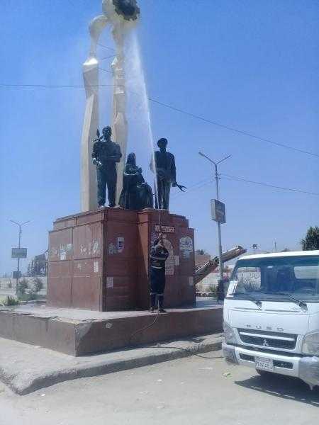 بالصور... حملات نظافة وغسل وتطهير ميادين كفر الشيخ وما تضمه من مسلات وتماثيل