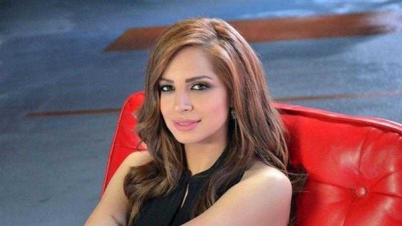 آمال ماهر تواكب الشتاء بالأسود والرمادي (شاهد)