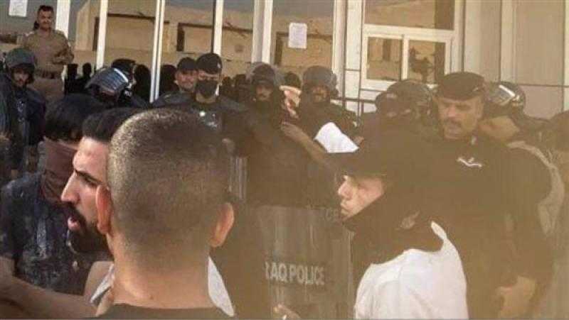 متظاهرون عراقيون يعلنون الاعتصام المفتوح داخل البرلمان