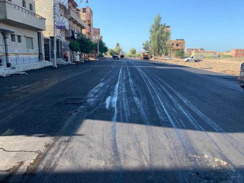 بدء أعمال رصف شوارع منطقة العبور برأس غارب | صور