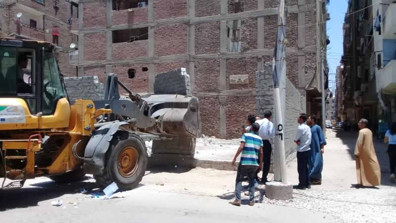 محافظ أسيوط: حملات مستمرة لإزالة التعديات في مهدها بحي شرق ومراكز أسيوط والبداري والفتح | صور