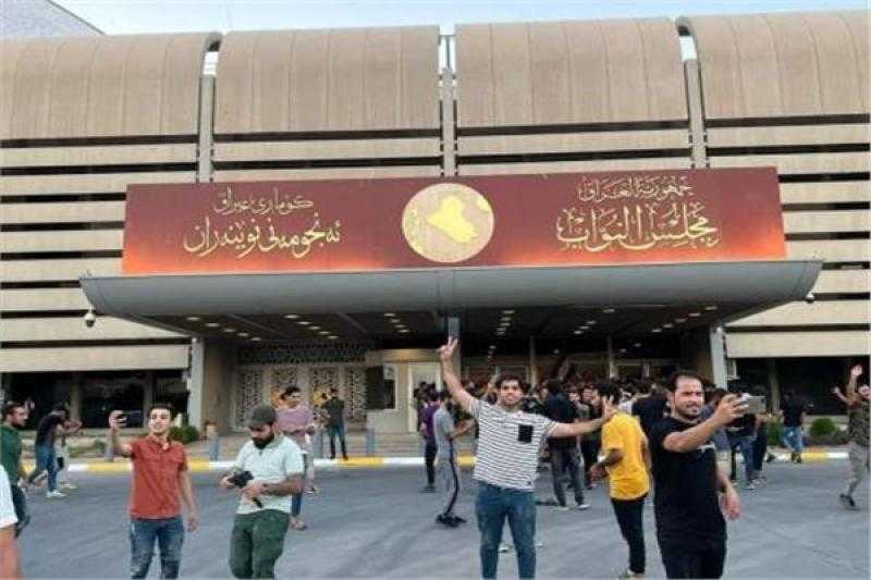 السفير البريطاني: قلق من تصاعد التوترات بالعراق.. وأدعو جميع الأطراف بضبط النفس