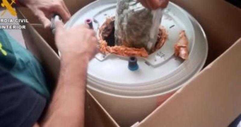 إسبانيا تعتقل 11 شخصا بتهمة تهريب مخدرات داخل حافظة سوائل ”تُرمس”