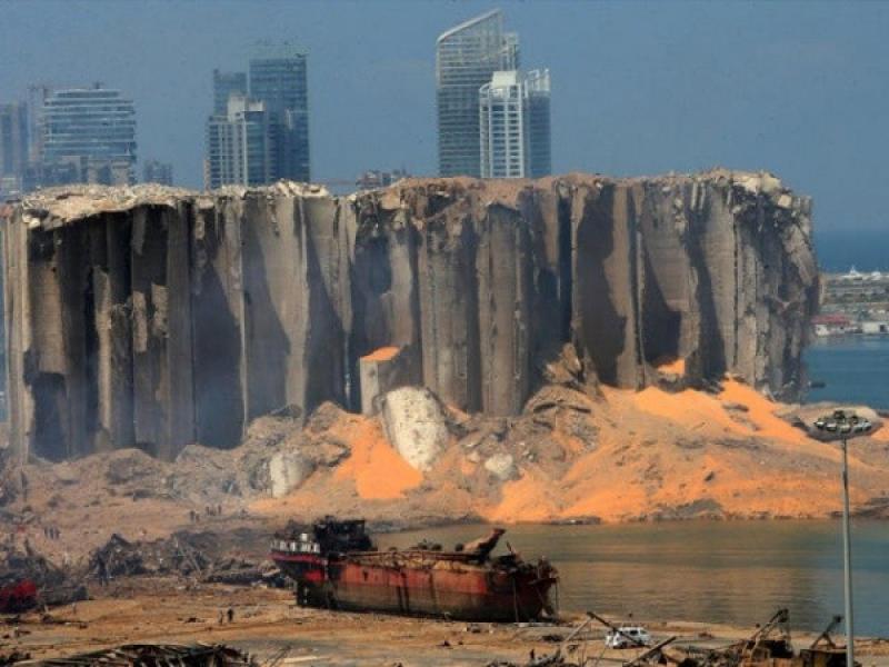 التفاصيل الكاملة لانهيار جزء جديد من صوامع الحبوب بمرفأ بيروت البحري