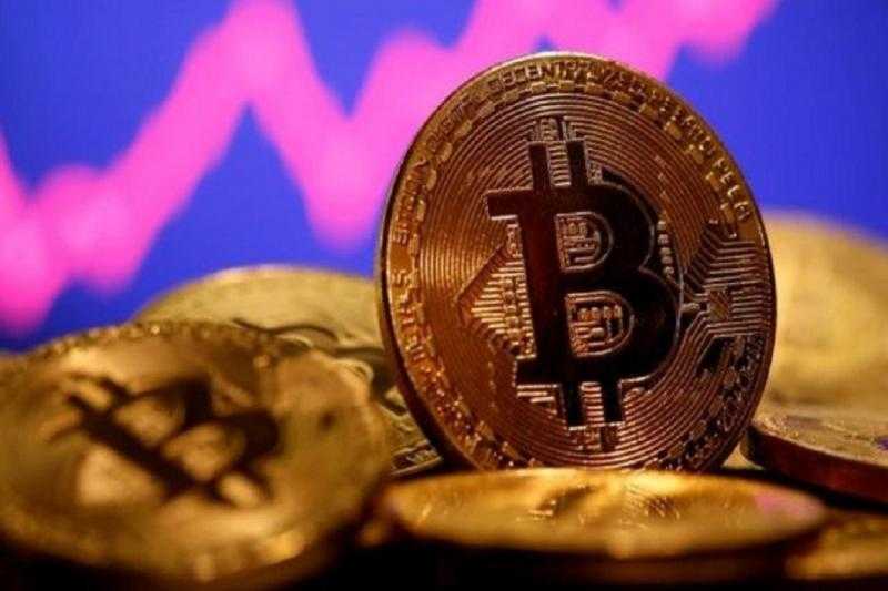 «بتكوين» تتراجع بعد تحقيق أفضل أداء شهري في 2022