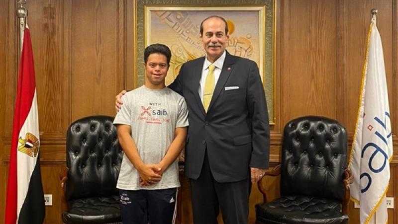 رئيس بنك saib يلتقي البطل السباح محمد الحسيني قبل بدء رحلته لعبور المانش
