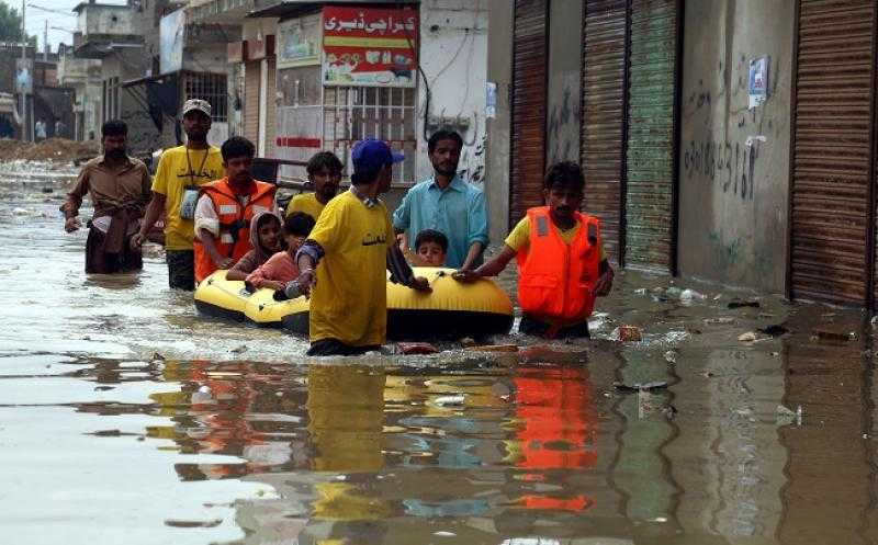 مسؤولون يحذرون من أمراض تنقلها مياه الأمطار في باكستان
