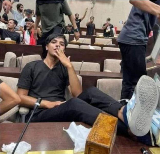مشاهد غريبة وطريفة لأنصار التيار الصدري في اعتصامهم داخل مبنى البرلمان العراقي.. فيديو