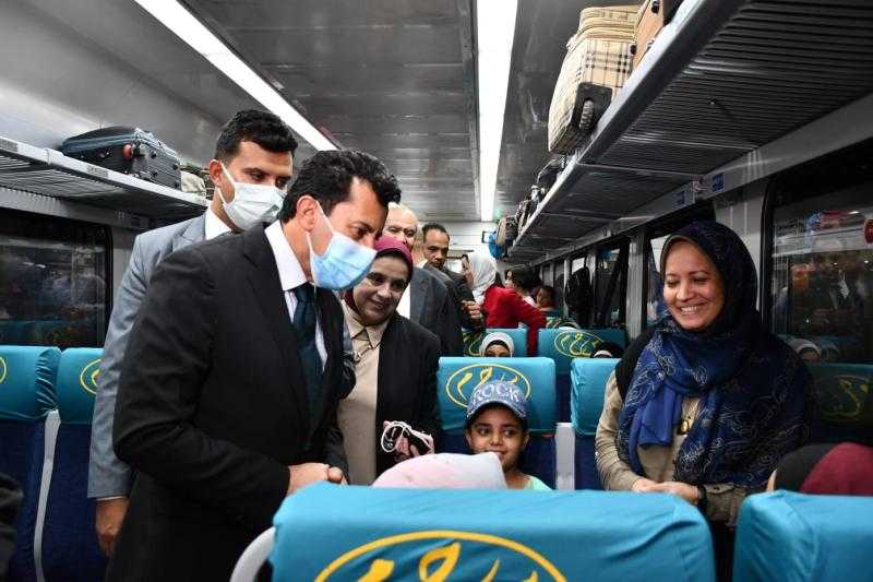 وزير الرياضة يودع المشاركين في أول أفواج قطار الجنوب بمحطة مصر قبل توجههم إلى الإسكندرية| صور