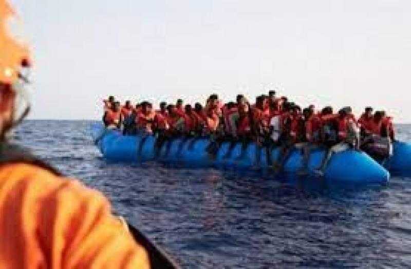 بريطانيا: نحو 700 مهاجر عبروا القنال الانجليزي فى يوم واحد