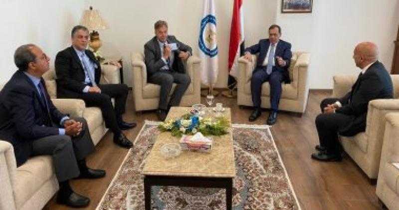 الملا يبحث مع «إكسون موبيل» زيادة استثماراتها في مصر