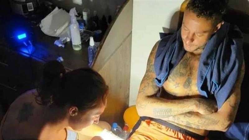 ”كفاية تشويه في جسمك”.. الجمهور يهاجم أحمد الفيشاوي بعد رسم وشم على جسده