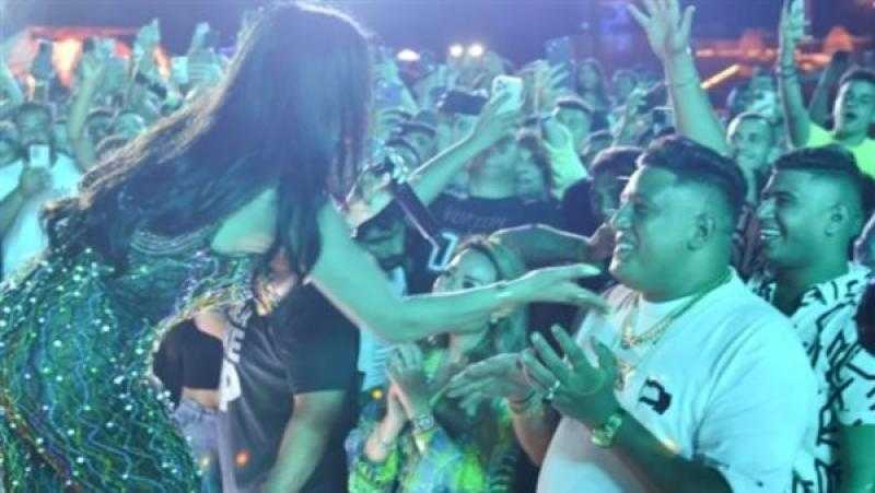 هيفاء وهبي تغازل حمو بيكا في حفلها بالعلمين الجديدة