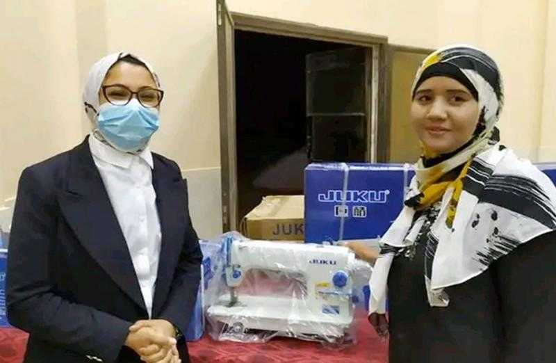 القوى العاملة: تسليم ماكينات خياطة لخريجي التدريب على مهنة التفصيل بالوادي الجديد |صور