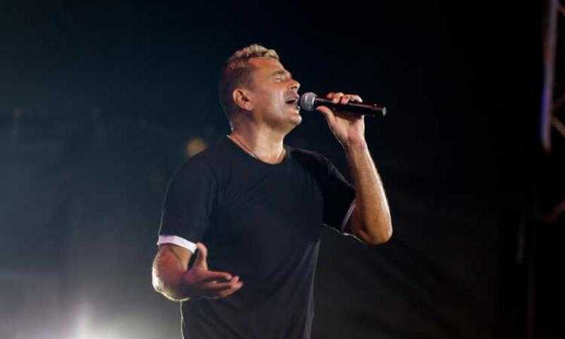 عمرو دياب يحتفل بـ صناع أعماله فى حفل العلمين