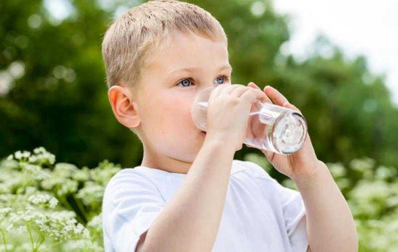 4 فوائد لشرب المياه لصحة الأطفال .. تعرف عليها