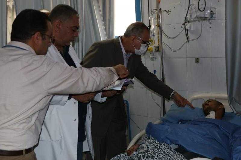 محافظ كفر الشيخ يطمئن على عامل أصيب أثناء عمله ويقرر صرف إعانة عاجلة