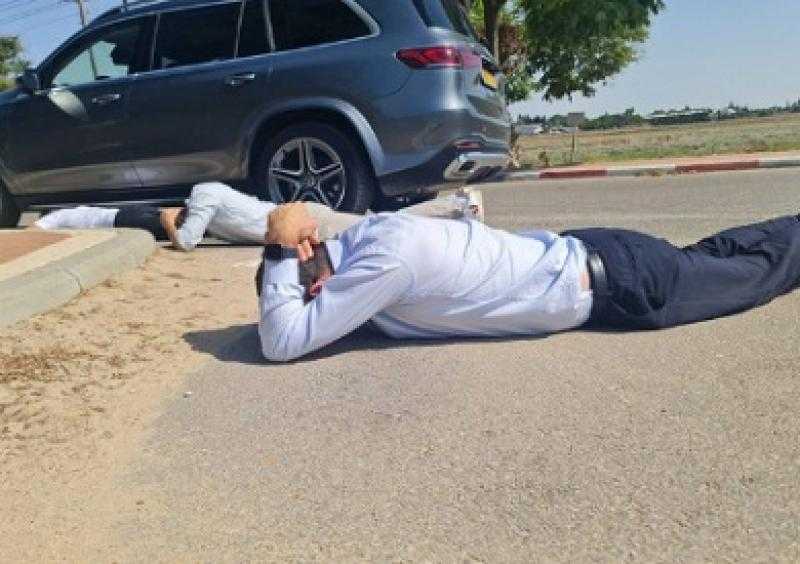 عضو بالكنيست يستلقي أرضا بعد إطلاق صافرات الإنذار في غلاف غزة