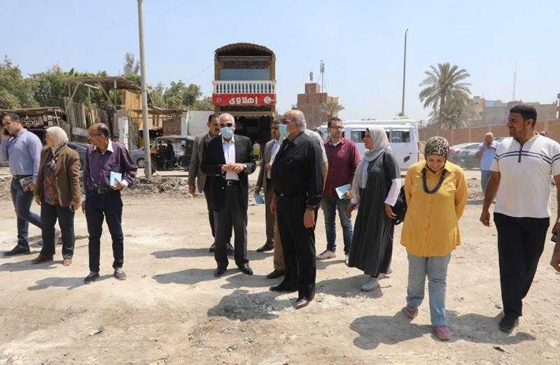 محافظ الجيزة يغلق مطعما لإلقاء المخلفات بالطريق العام بالمنصورية | صور