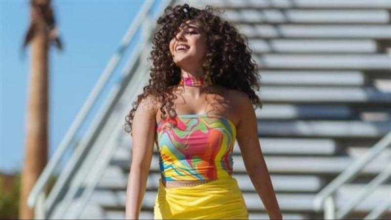 بملابس من تصميماتها الخاصة.. مايان السيد تنضم لعالم الموضة