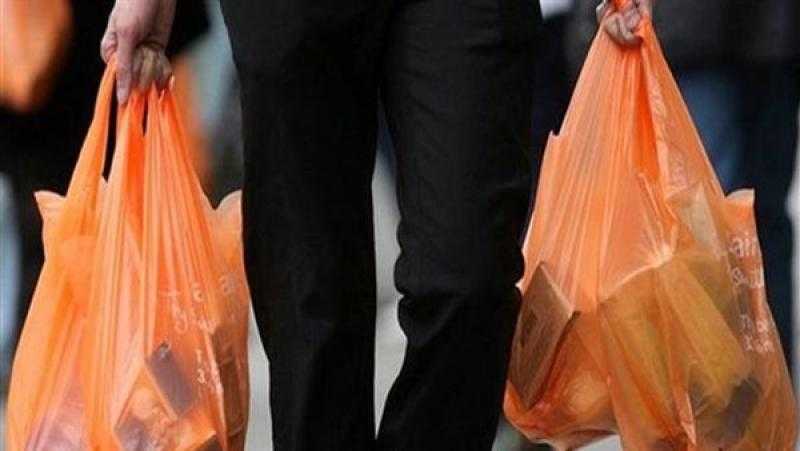 خبير مناخ يكشف أضرار الشنط البلاستيك على البيئة