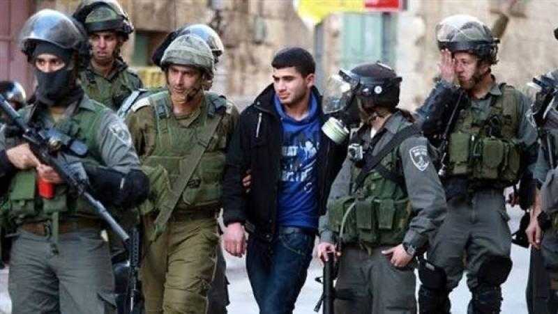 قوات الاحتلال الإسرائيلي تعتقل شابا من القدس وتقتحم عدة أحياء في جنين