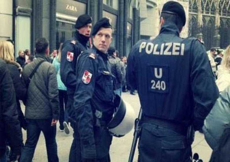 وزير داخلية النمسا: اعتقال مهربين وثمانية مهاجرين من سوريا وتركيا على الحدود مع المجر