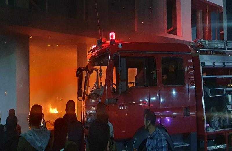 انتداب المعمل الجنائي لمعاينة حريق داخل جراج سيارات بفيصل