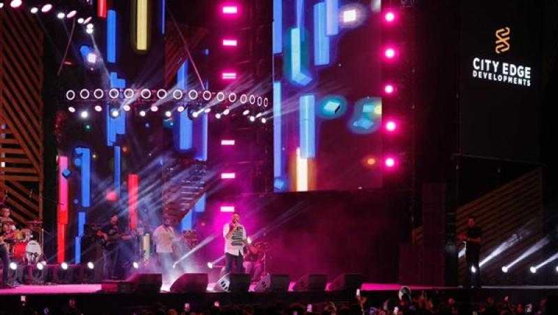 بأحدث أغانيه.. حماقى يُحيي حفل افتتاح شاطئ زاهية بمدينة المنصورة الجديدة |صور