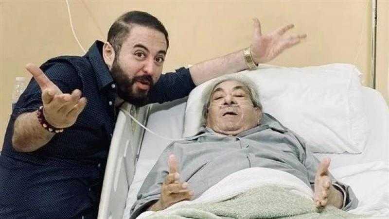 بصورة من داخل المستشفى.. عمرو عبد العزيز يطالب بالدعاء لـ فاروق فلوكس