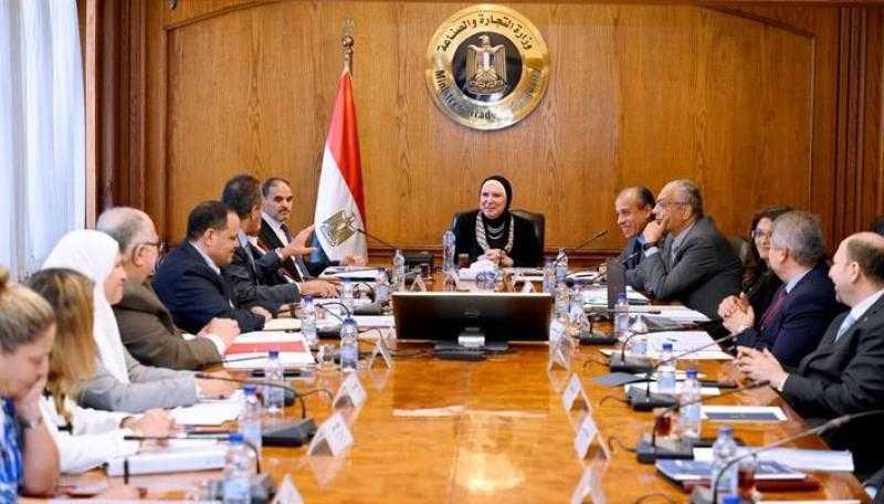نيفين جامع: إعداد جيل من الشباب المؤهل للعمل في مجال التجارة الخارجية