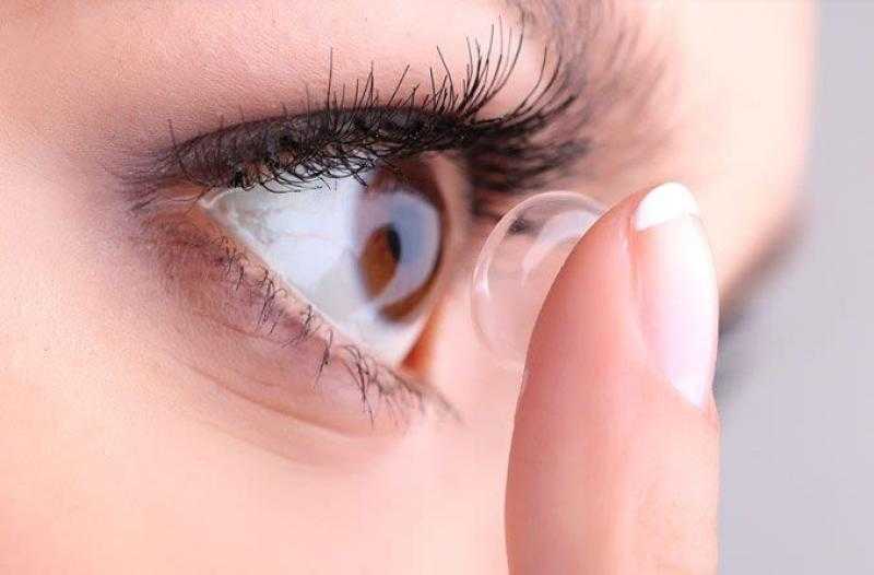 تعرف على مزايا وعيوب العدسات اللاصقة الصلبة واللينة