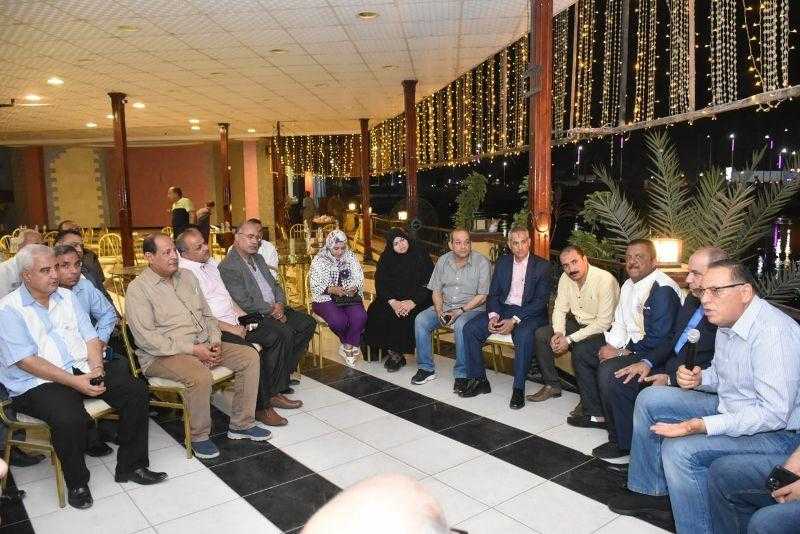 محافظ الشرقية يناقش سبل تعظيم الإيرادات المالية | صور