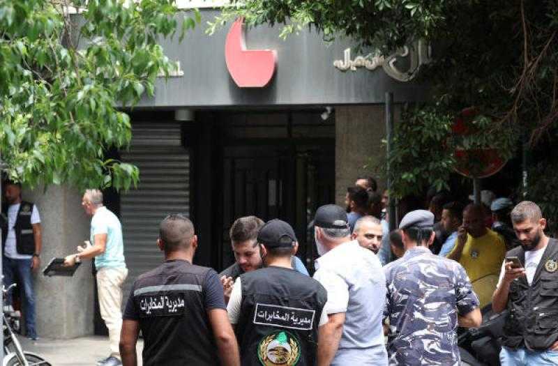 اعطوه مصرياته.. لبنانيون يدعمون متحجز الرهائن في بنك ببيروت