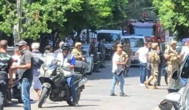 بعد احتجازهم.. تحرير رهائن البنك بلبنان مقابل 30 ألف دولار للمسلح