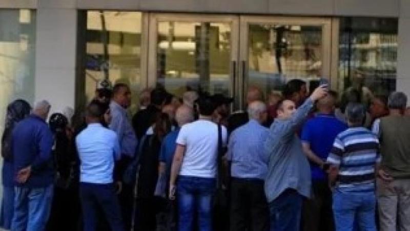 محتجز الرهائن بأحد البنوك في لبنان يرفض عرضا بـ30 ألف دولار