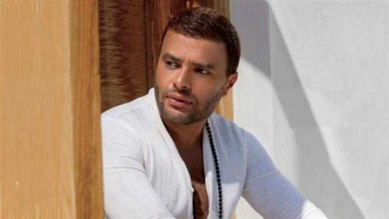 رامي صبري يقضي إجازته على شاطئ البحر