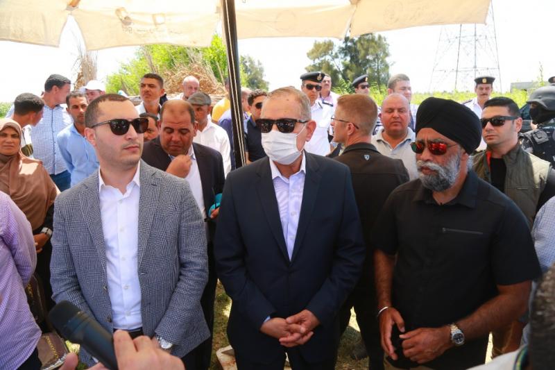 محافظ كفر الشيخ يرافق وزير التعاون والتنمية الدولية الكندي لتفقد المدارس الحقلية بمطوبس | صور