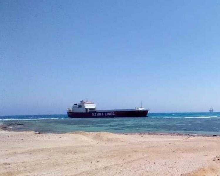 شحوط سفينة نقل محملة بالسيارات في المياه الإقليمية قبال مدينة رأس غارب | صور