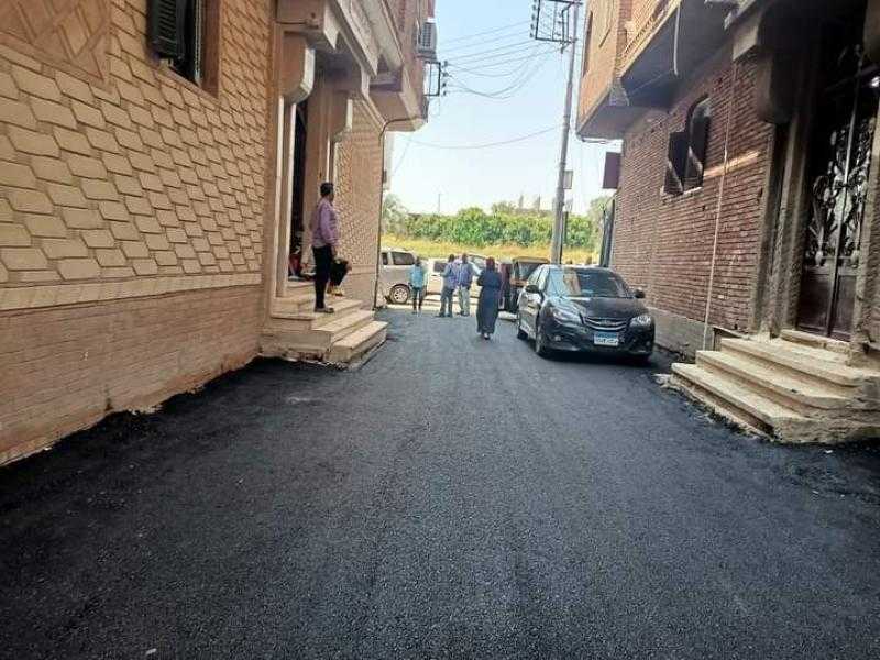 رصف شارعي المحافظة وأحمد علي علوبة بحي شرق أسيوط