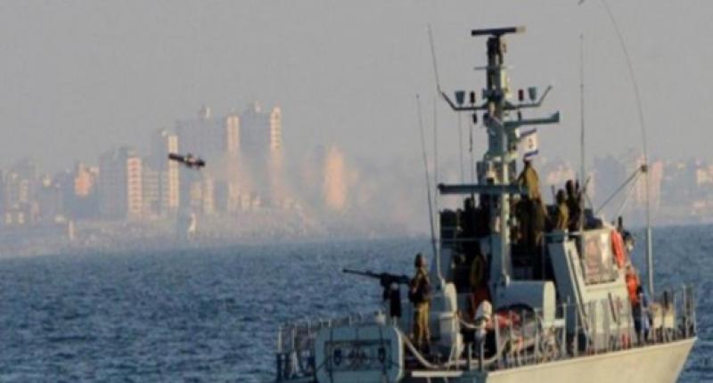 زوارق إسرائيلية تُطارد مراكب الصيادين الفلسطينيين
