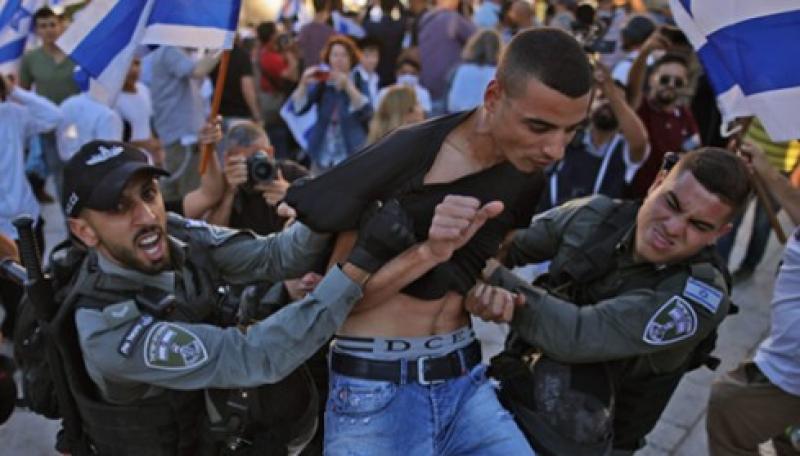 قوات الاحتلال الإسرائيلي تُهاجم الفلسطينيين في القدس