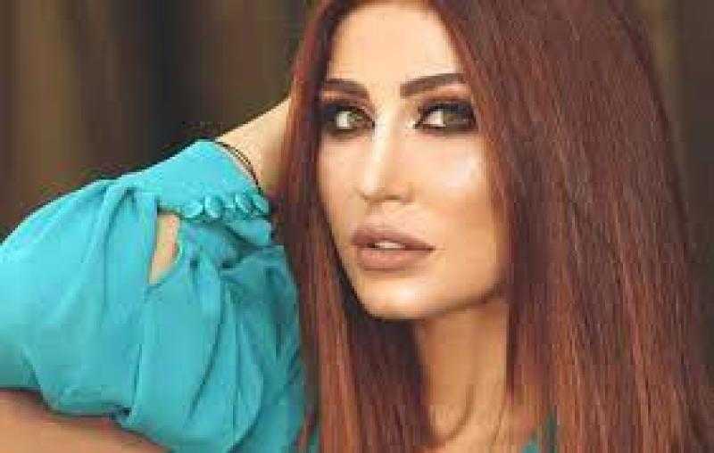 الهواء يضع فنانة شهيرة في موقف محرج