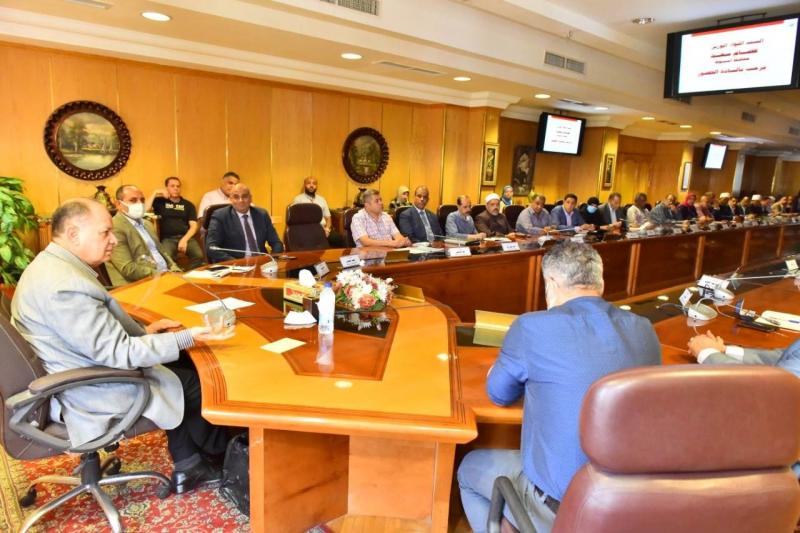 محافظ أسيوط يترأس اجتماع مناقشة تفعيل إجراءات ترشيد استهلاك الكهرباء| صور