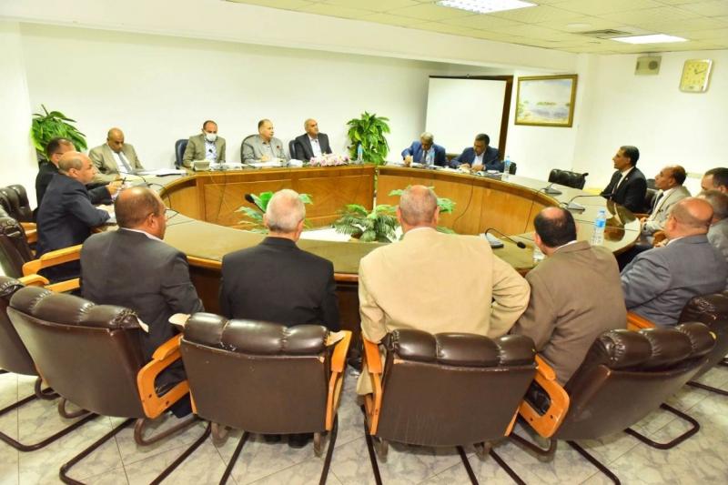 محافظ أسيوط يترأس لجنة لاختبار العاملين لشغل عدد من الوظائف القيادية | صور