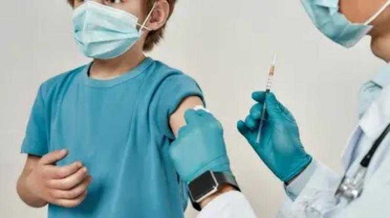 بريطانيا أول دولة توافق على استخدام لقاح مضاد لفيروس كورونا الأصلي وأوميكرون
