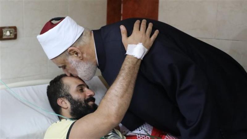 وكيل الأزهر يزور الشاب محمد يحيى