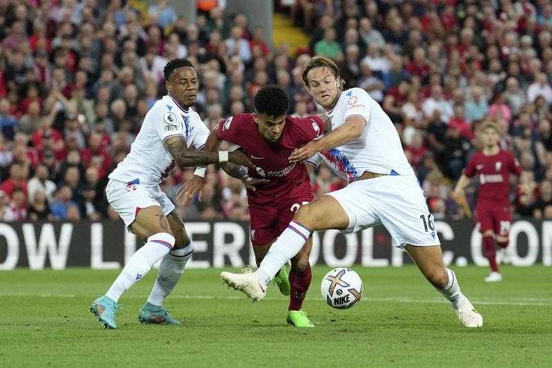 كريستال بالاس يتقدم بالهدف الأول في شباك ليفربول