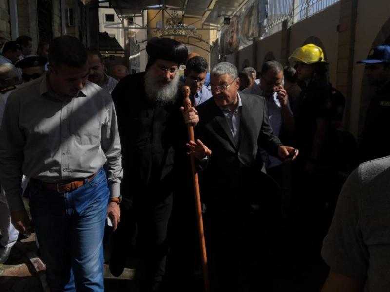 محافظ المنيا يعاين موقع حريق كنيسة الأنبا بيشوي.. صور