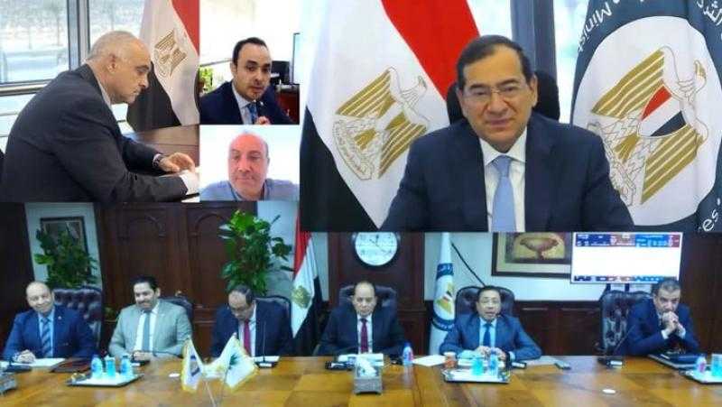 وزير البترول يتابع خطة التوسع في استخدام الغاز الطبيعي كوقود في السيارات